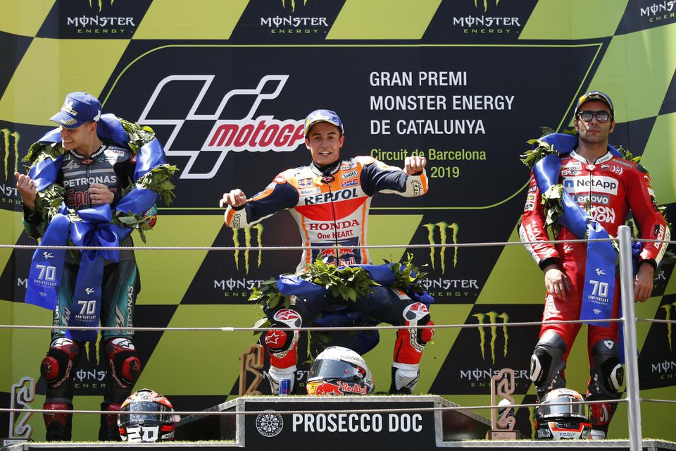 Španielsky jazdec Marc Marquez (Honda) oslavuje na pódiu víťazstvo v preteku triedy MotoGP na Veľkej cene Katalánska.