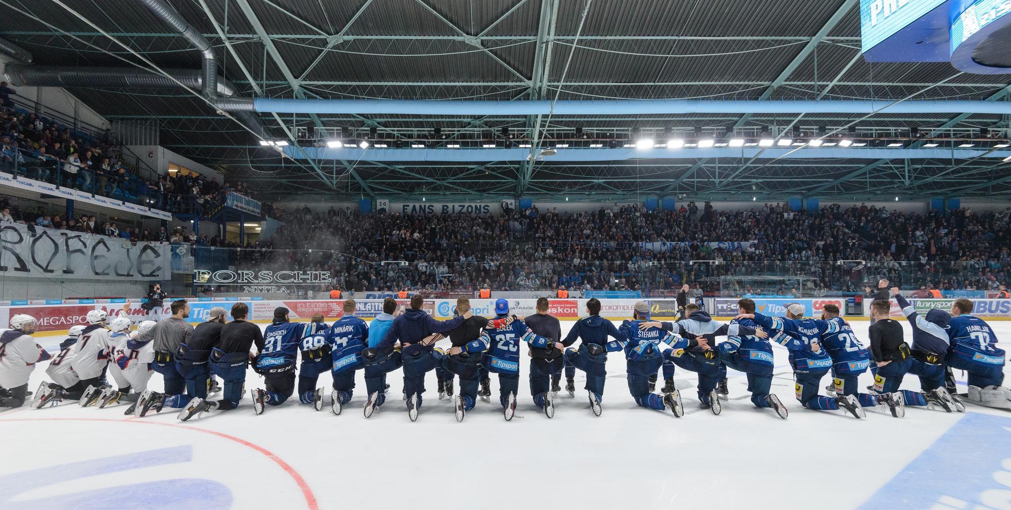 Hokejisti Nitry oslavujú s fanúšikmi