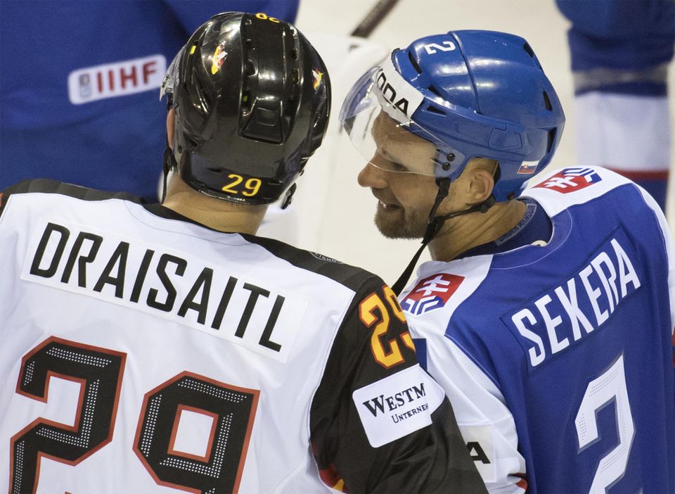 Spoluhráči z Edmontonu Oilers vpravo Slovák Andrej Sekera a vľavo nemecký útočník Leon Draisaitl.