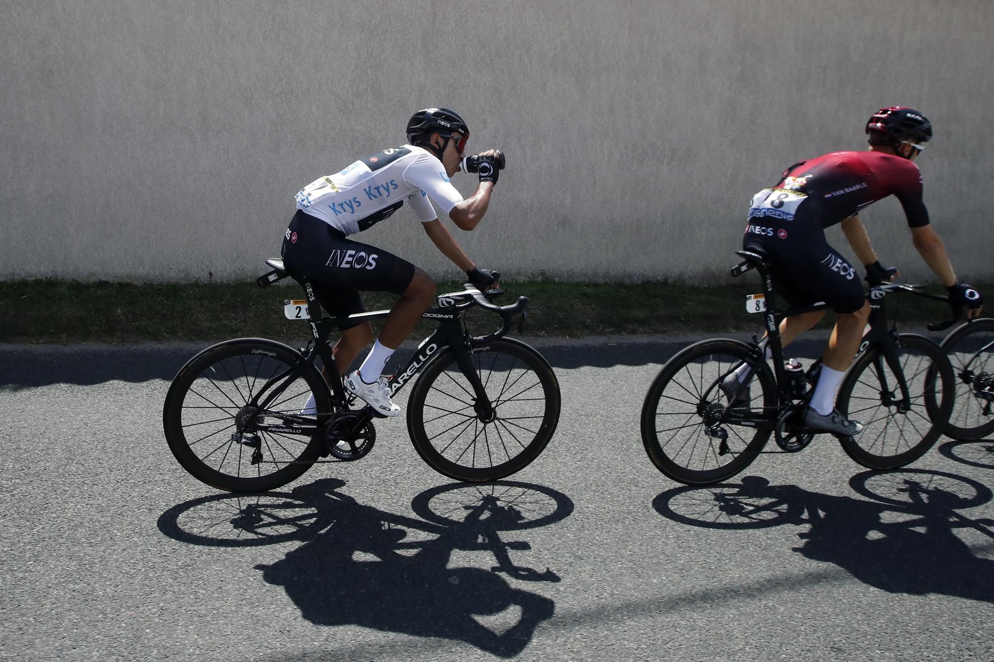 Egan Bernal sa osviežuje počas etapy.