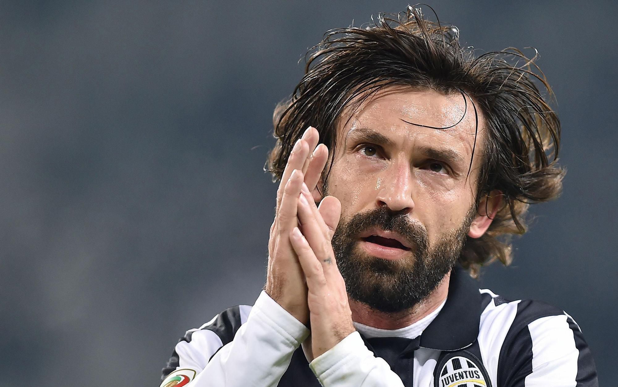 Andrea Pirlo tlieska fanúšikom.