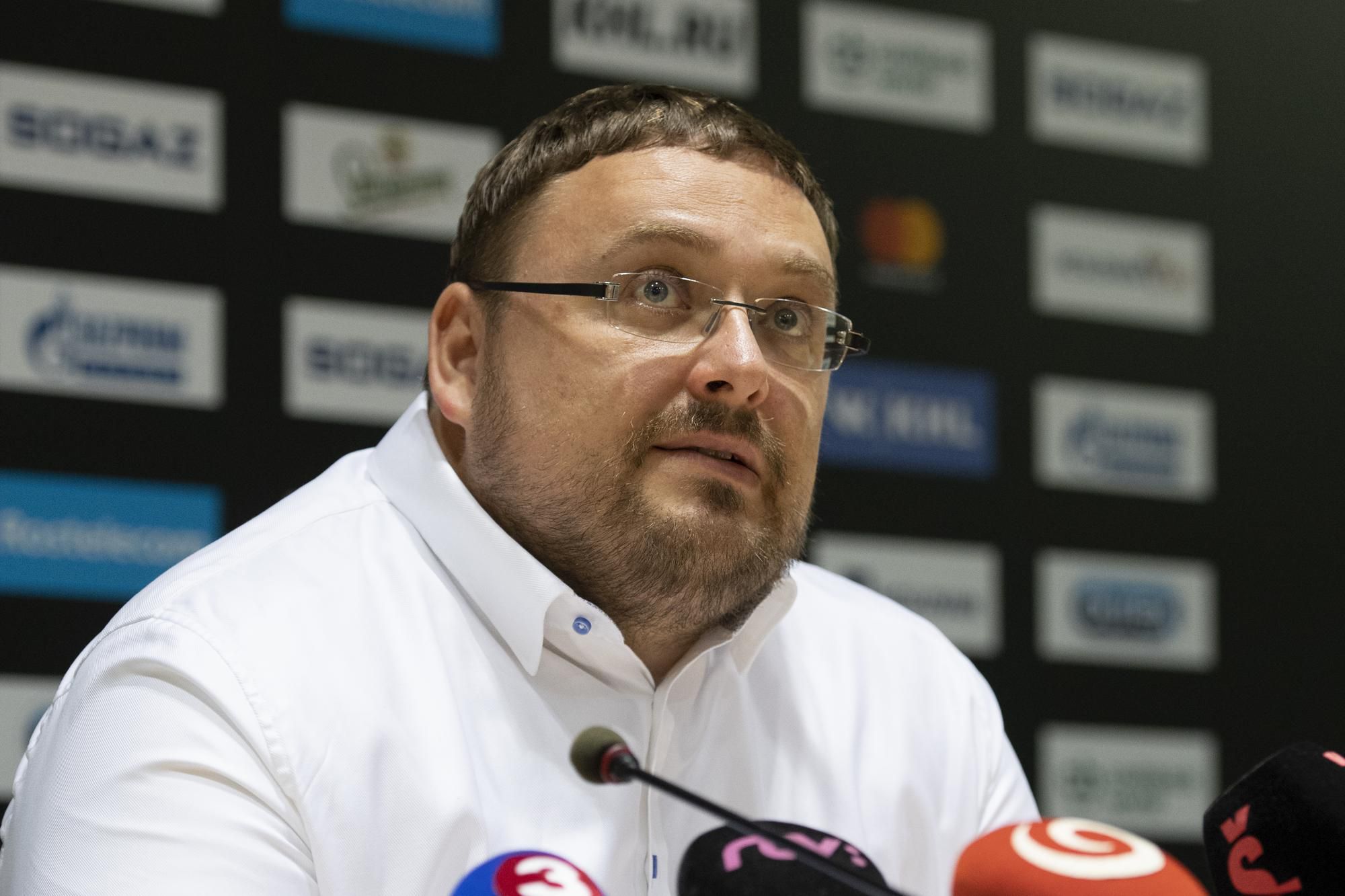 Člen predstavenstva HC Slovan Bratislava Juraj Široký mladší počas tlačovej konferencie.