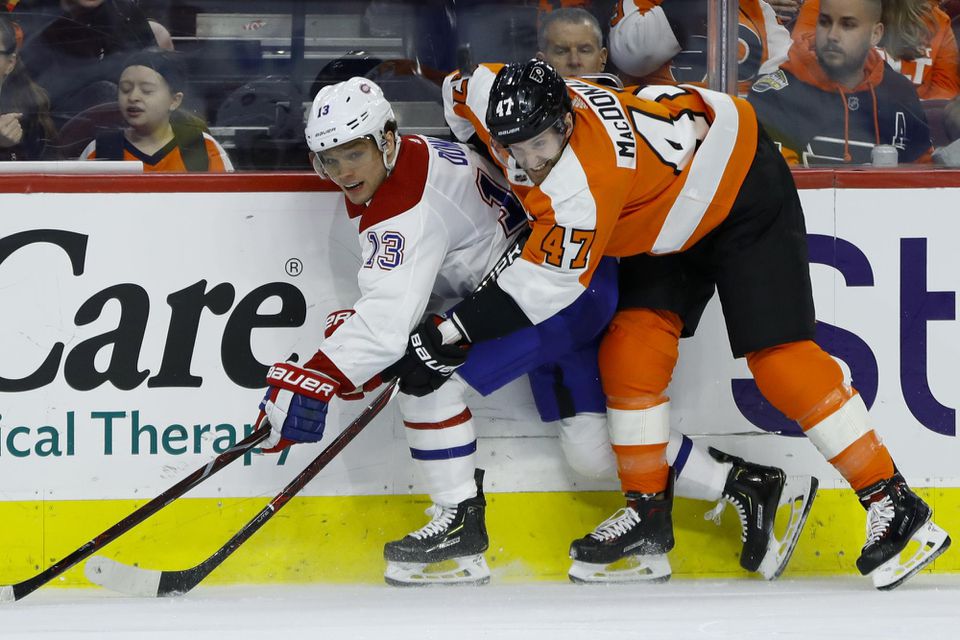 Max Domi (Montreal Canadiens) a Andrew MacDonald (Philadelphia Flyers)