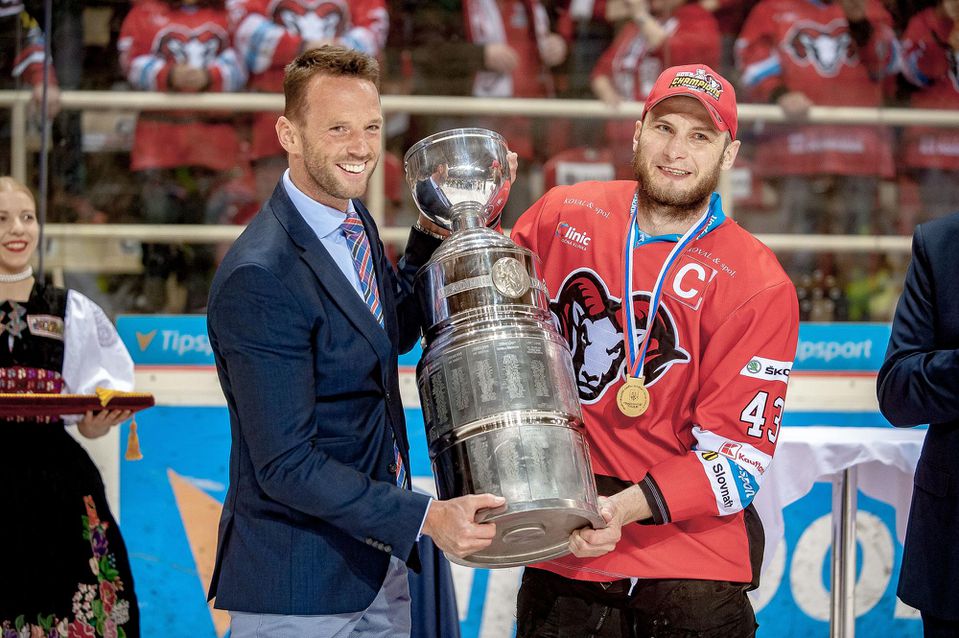 Predseda spoločnosti Pro-Hokej Richard Lintner a kapitán Banskej Bystrice Tomáš Surový s majstrovskou trofejou.