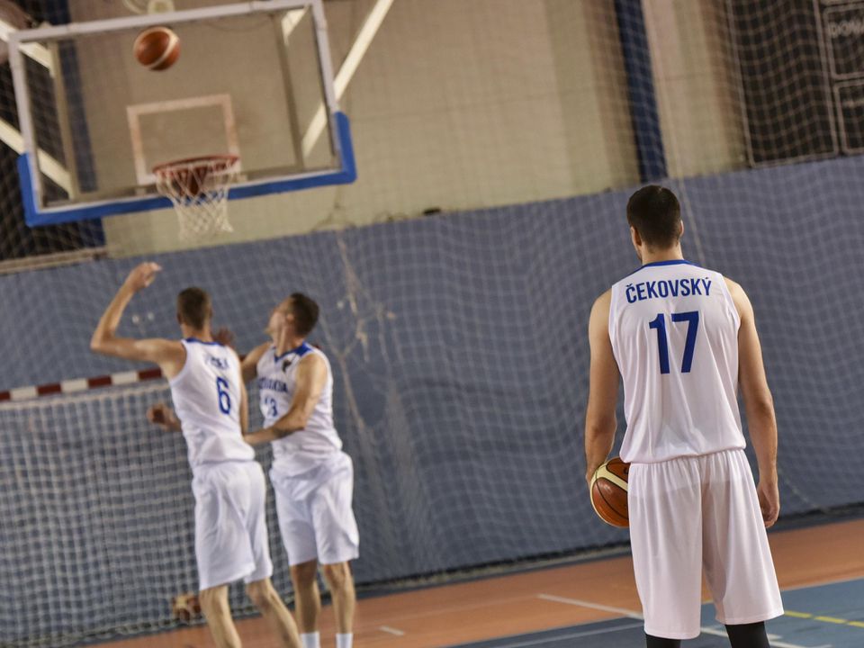 Slovenskí basketbalisti počas tréningu.