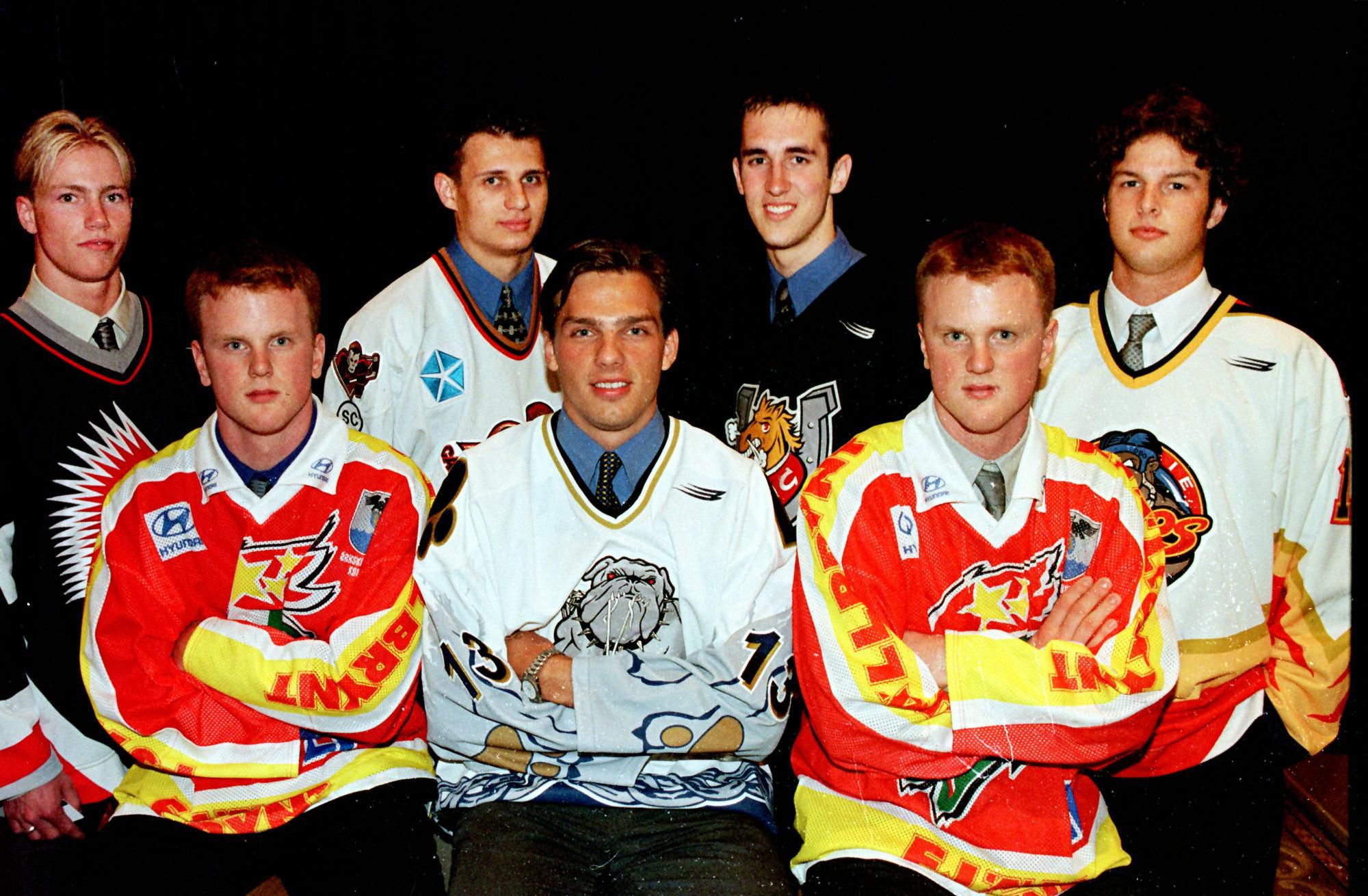 Dole: Daniel Sedin, Patrik Stefan, Henrik Sedin. Hore: Jamie Lundmark, Pavel Brendl, Brian Finley, a Tim Connolly