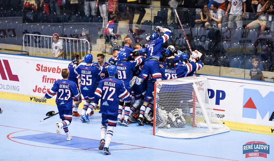 Slovenskí hokejbalisti sa radujú z postupu do finále MS