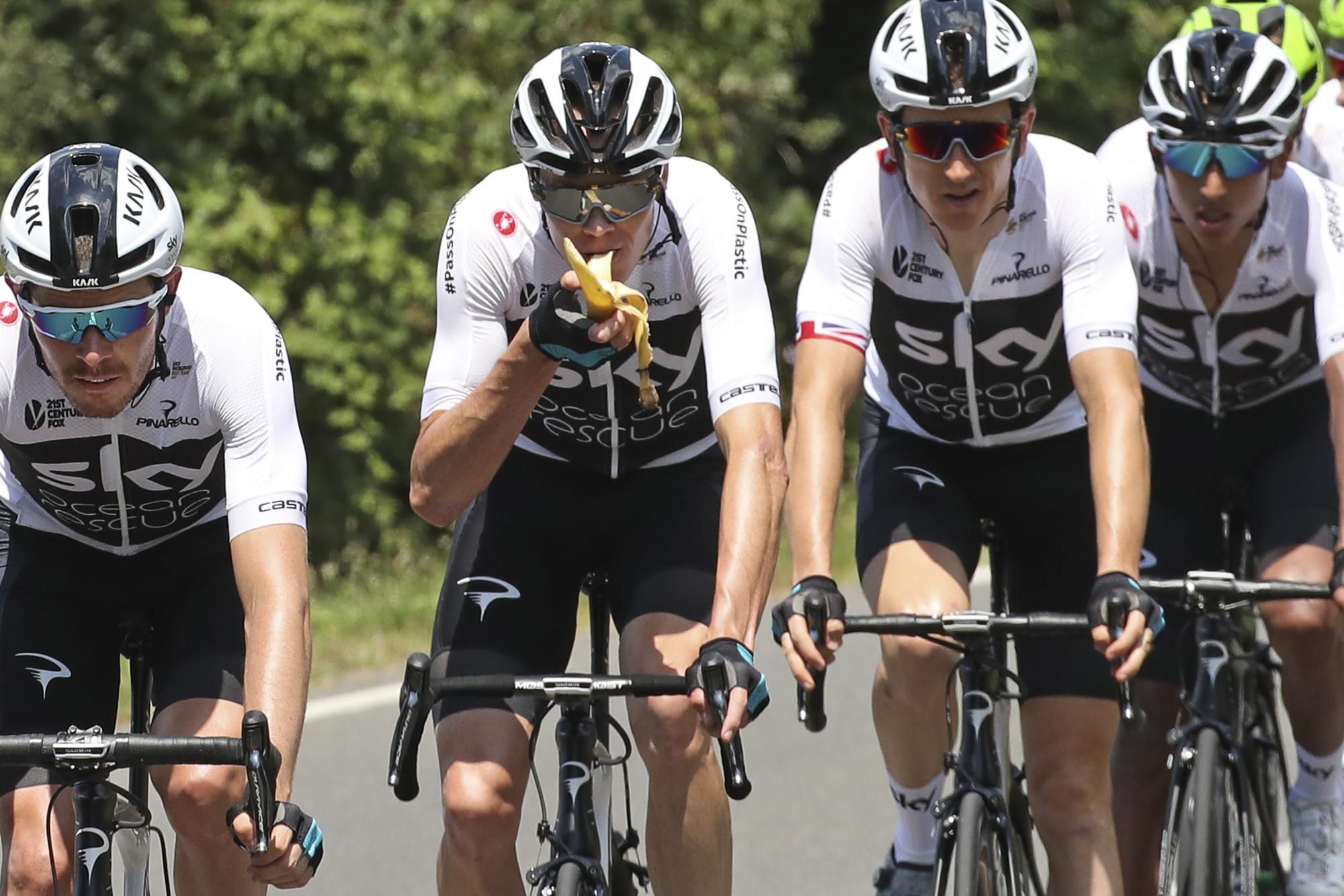 britský cyklista Chris Froome si dáva banán počas 1. etapy Tour de France 2018