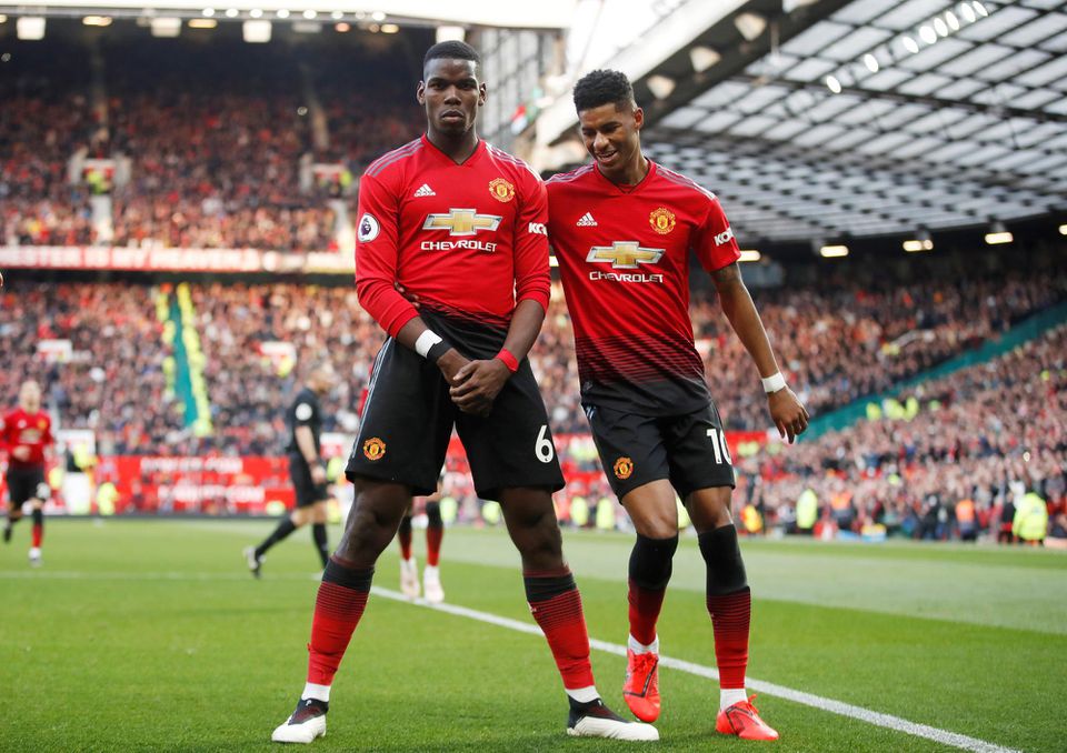 Paul Pogba a Marcus Rashford oslavujú gól Manchestru United