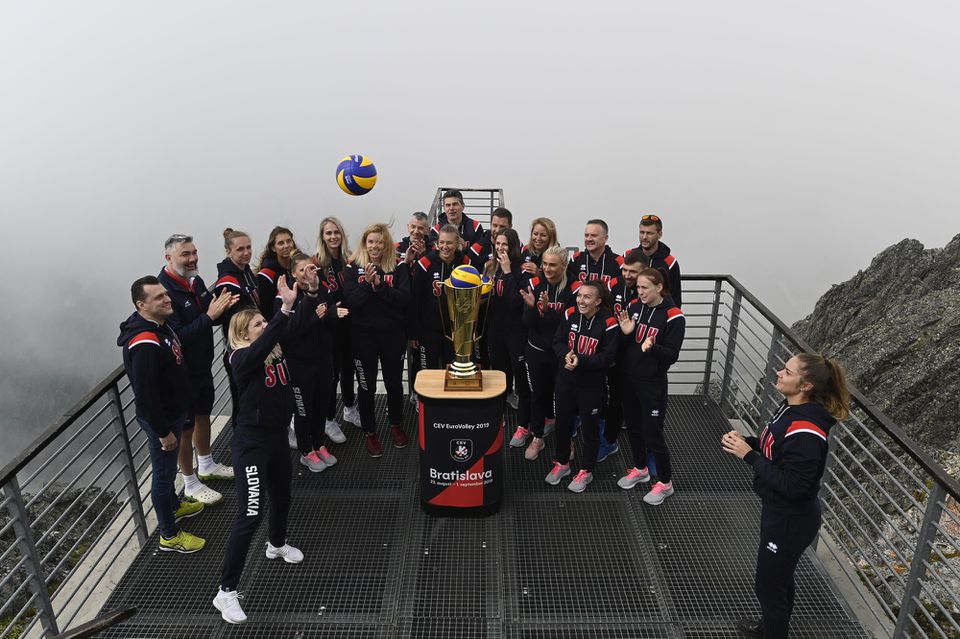 Slovenská volejbalová reprezentácia žien začala prípravu na tohtoročné majstrovstvá Európy vo Vysokých Tatrách, kde na vrchole Lomnického Štítu (2634 m) predstavili pohár pre víťaza šampionátu.