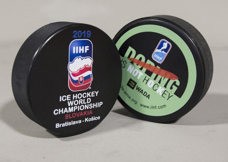 Vľavo oficiálny puk MS 2019 a vpravo tréningový puk počas 83. majstrovstvách sveta v ľadovom hokeji.
