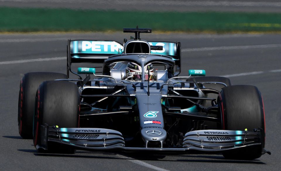 Jazdec stajne Mercedes Lewis Hamilton na kvalifikácii VC Austrálie.