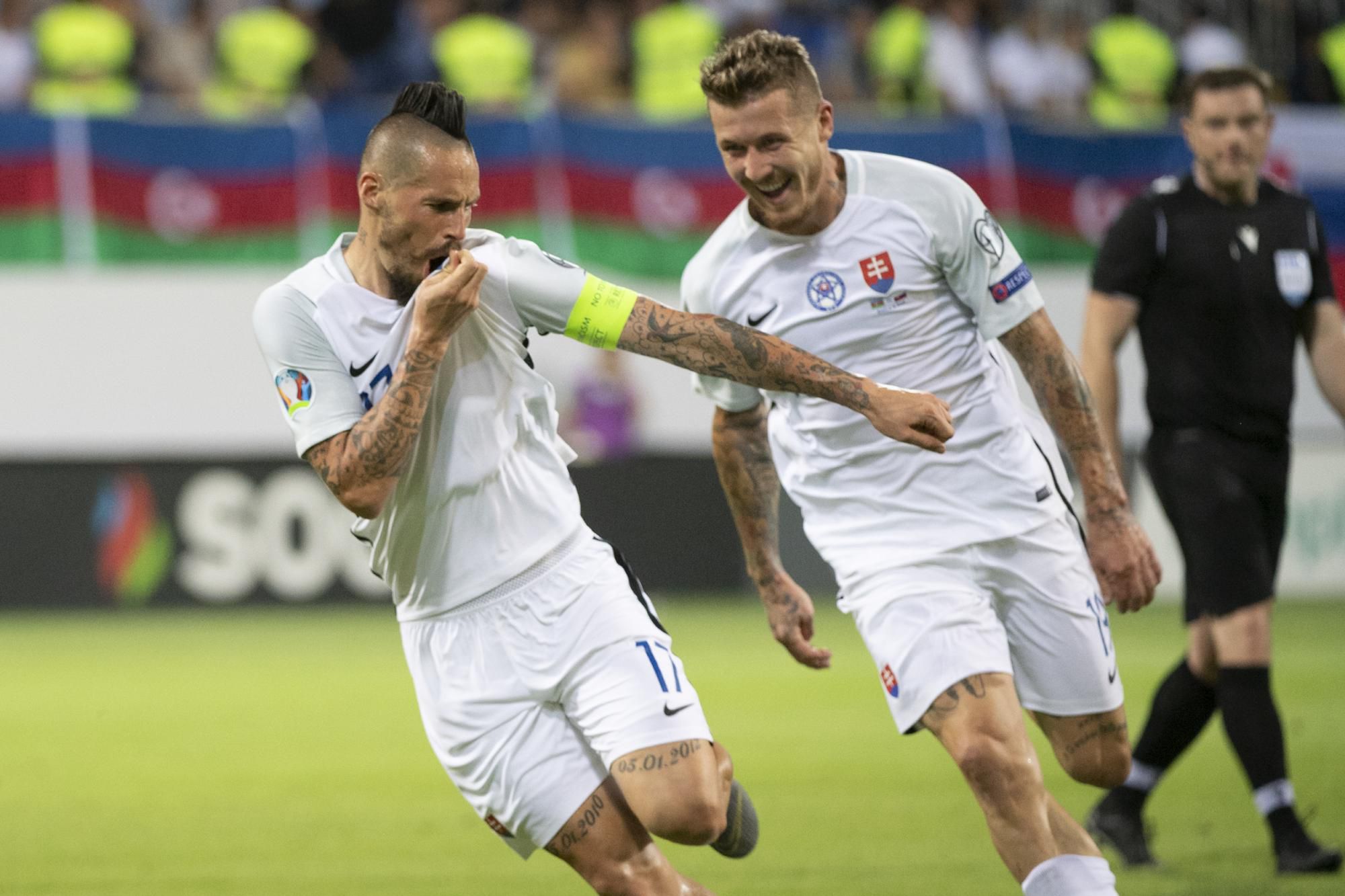 Kapitán Marek Hamšík a vpravo Juraj Kucka (Slovensko) sa radujú po strelenom góle.
