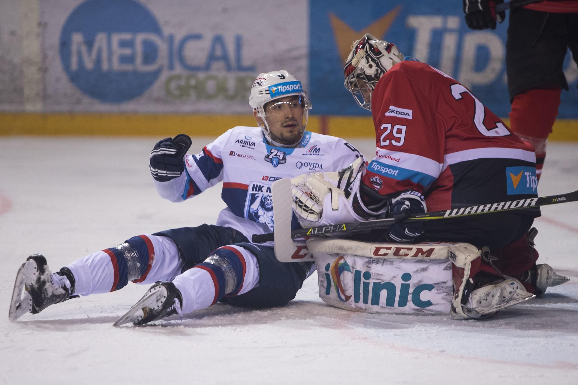 Jan Lukáš (Banská Bystrica) a Judd Blackwater (Nitra) v treťom zápase semifinále playoff Tipsport Ligy 2. apríla 2018.