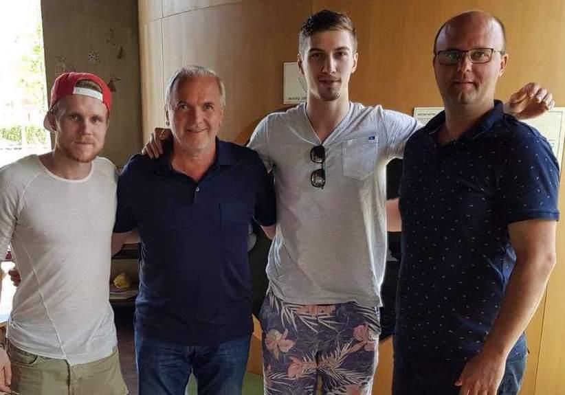 Zakladateľ AA Sports Management Andrej Augustín vpravo spolu s hokejistami Milošom Bubelom, Michalom Krištofom a kolegom Jozefom Korbelom.