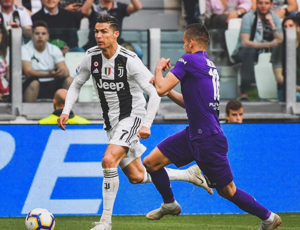 Cristiano Ronaldo v súboji s Dávidom Hanckom
