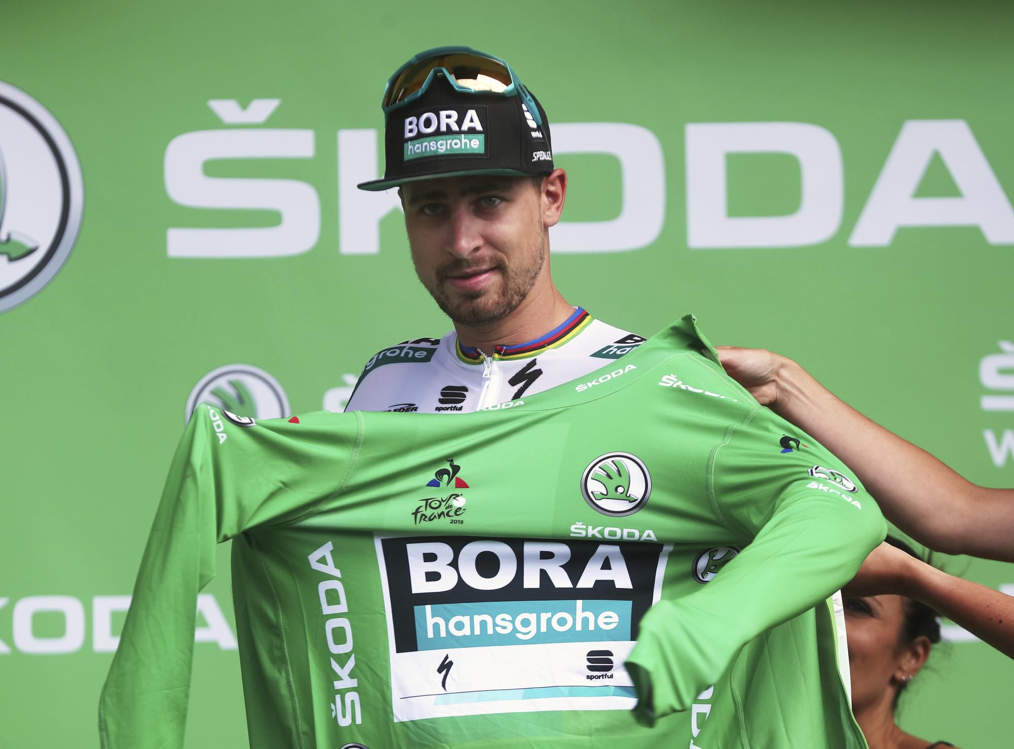 Slovenský cyklista Peter Sagan z tímu Bora-Hansgrohe si oblieka zelený dres vedúceho pretekára v bodovacej súťaži po 3. etape prestížnych cyklistických pretekov Tour de France.