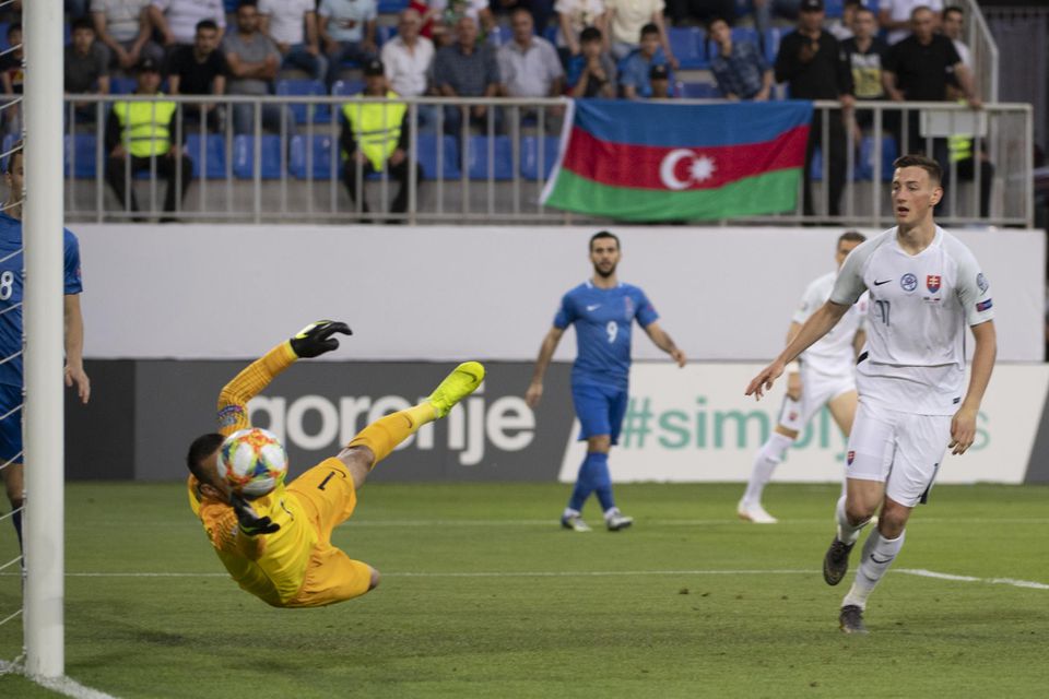 Róbert Boženík a brankár Salahat Agajev počas zápasu Azerbajdžan - Slovensko