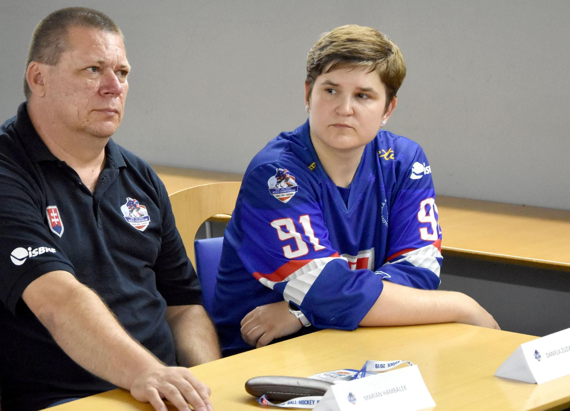 Zľava tréner národného tímu žien v hokejbale Marián Hambálek s brankárkou Danielou Zuziakovou