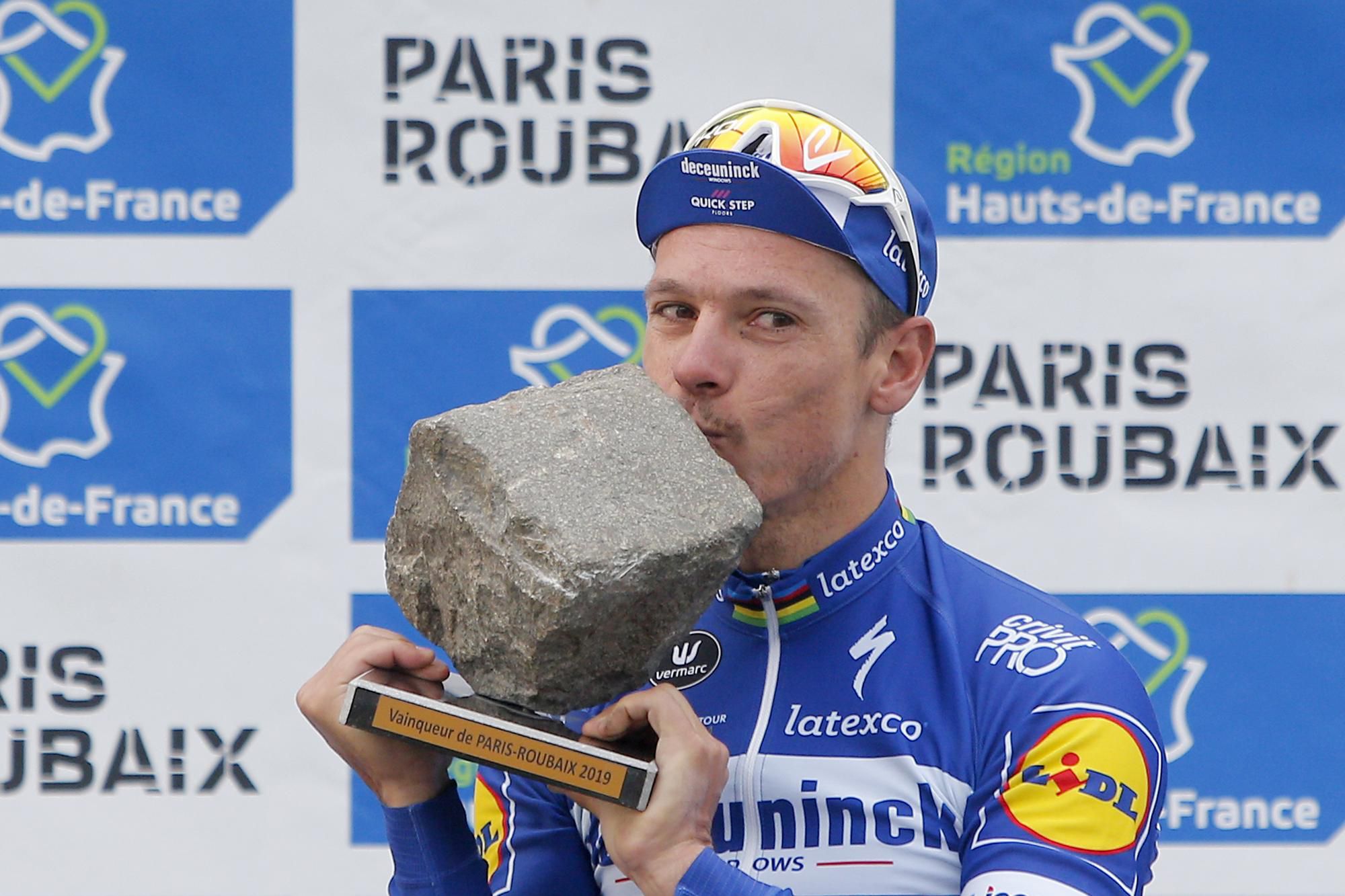Belgičan Philippe Gilbert z tímu Quick Step sa teší na pódiu z triumfu na 117. ročníku Paríž - Roubaix.