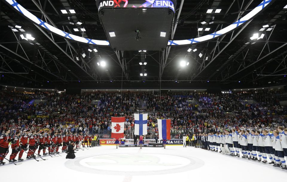 Hráči Fínska a Kanady po finálovom zápase.