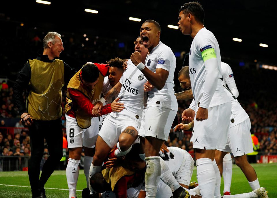 Hráči PSG na čele s Kylianom Mbappém oslavujú gól do siete Man Utd.