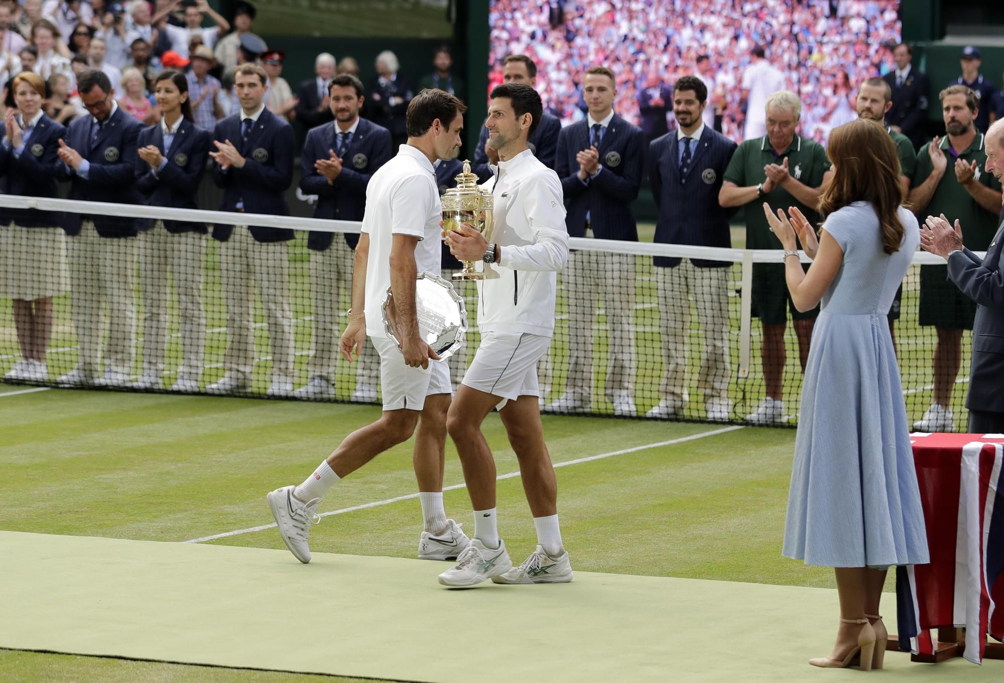 Novak Djokovič a Roger Federer po finále Wimbledonu.