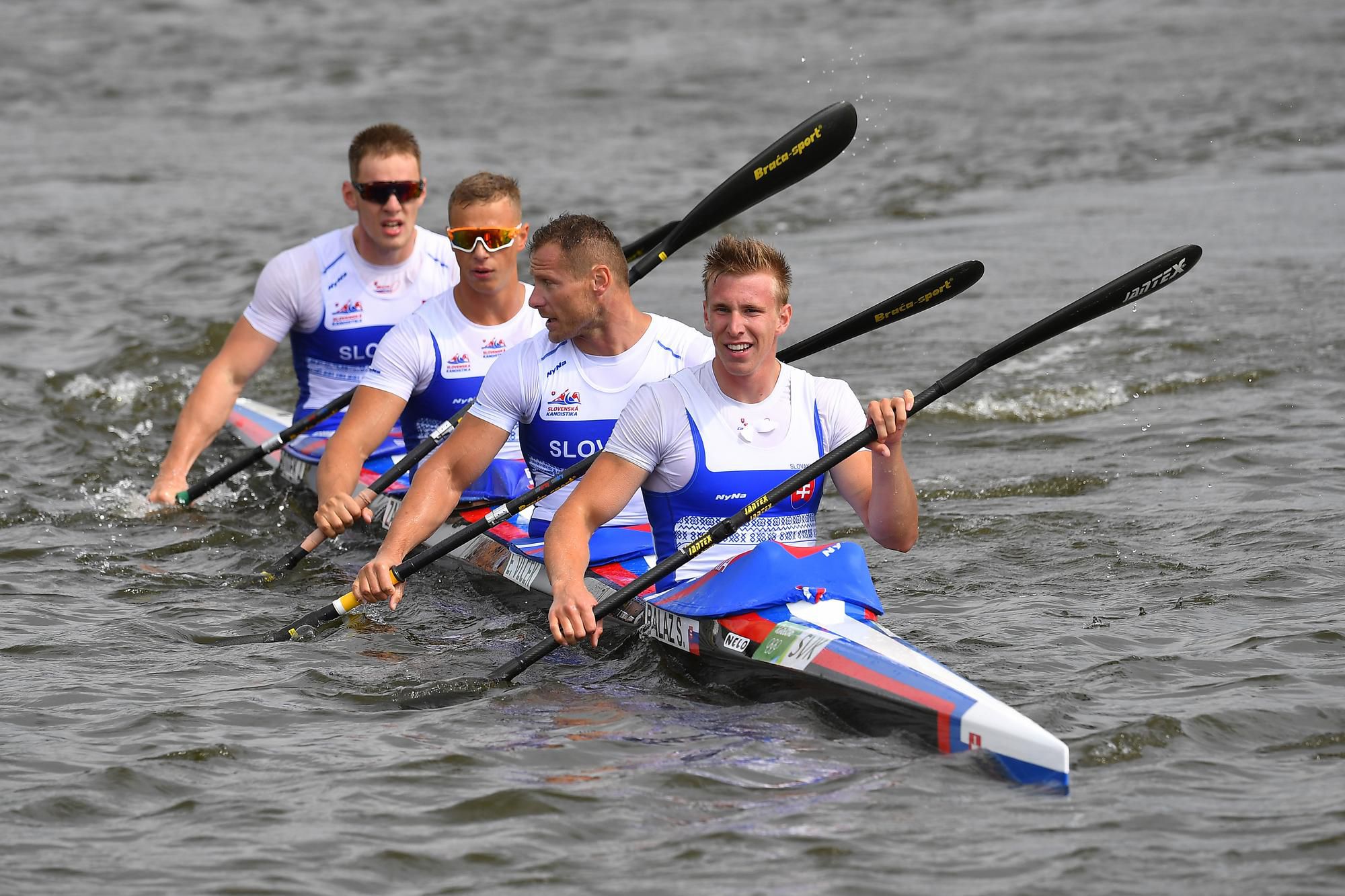 Slovenskí reprezentanti v rýchlostnej kanoistike v zložení sprava Samuel Baláž, Erik Vlček, Csaba Zalka a Adam Botek.