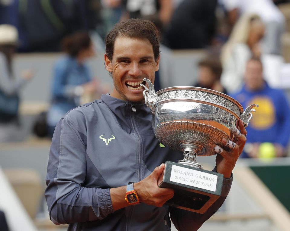 Rafael Nadal s trofejou z turnaja Roland Garros.