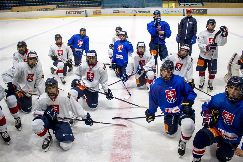 Slovenskí hokejisti do 18 rokov na tréningu.