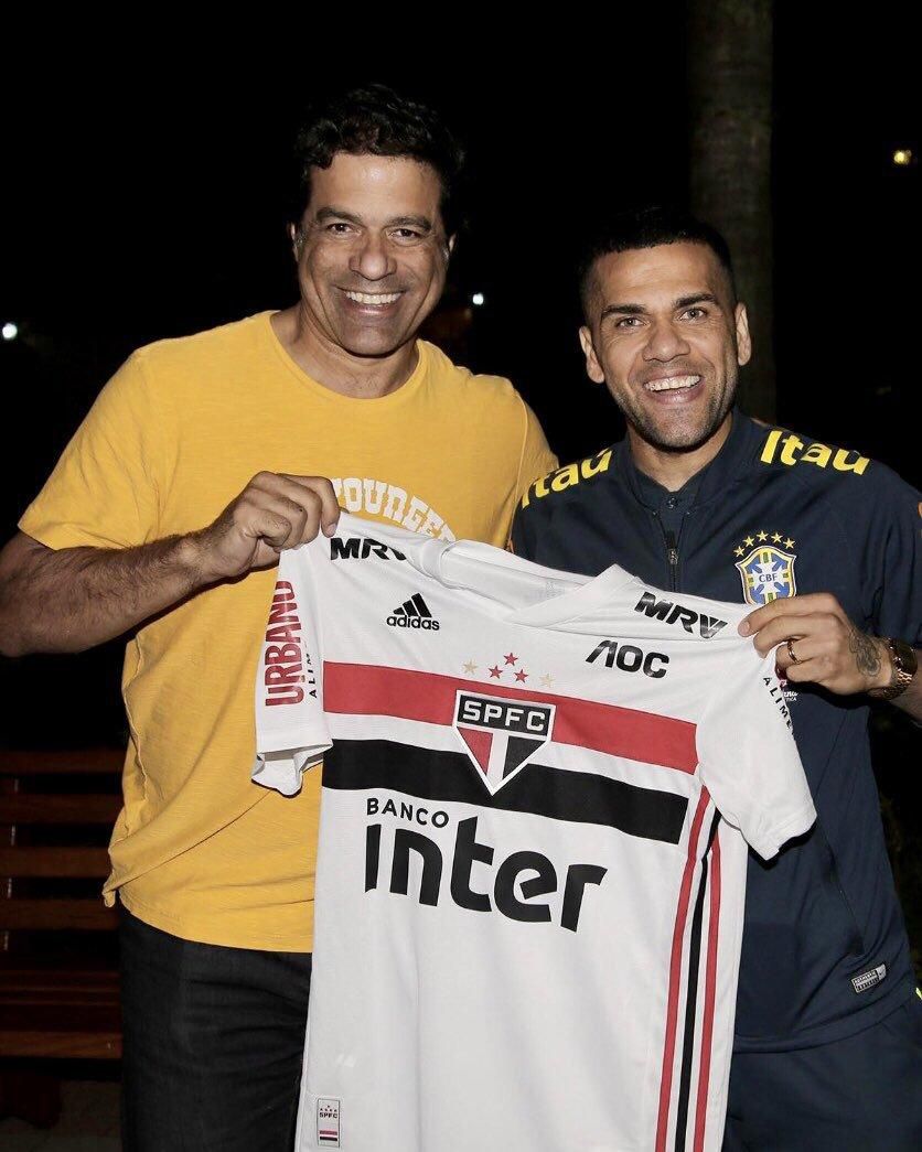 Dani Alves podpísal kontrakt s FC Sao Paulo.