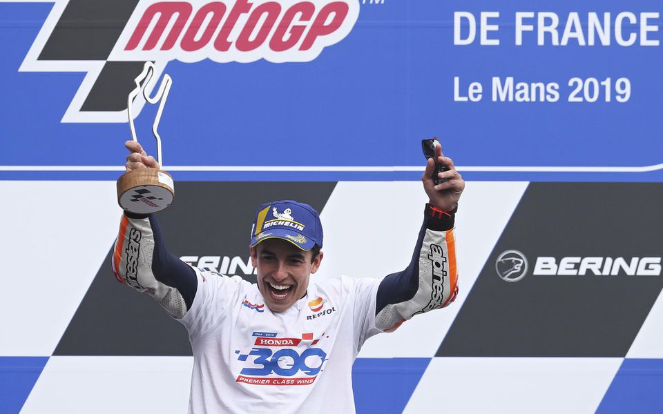 Španiel Marc Marquez (Honda) oslavuje na pódiu víťazstvo vo Veľkej cene Francúzska.