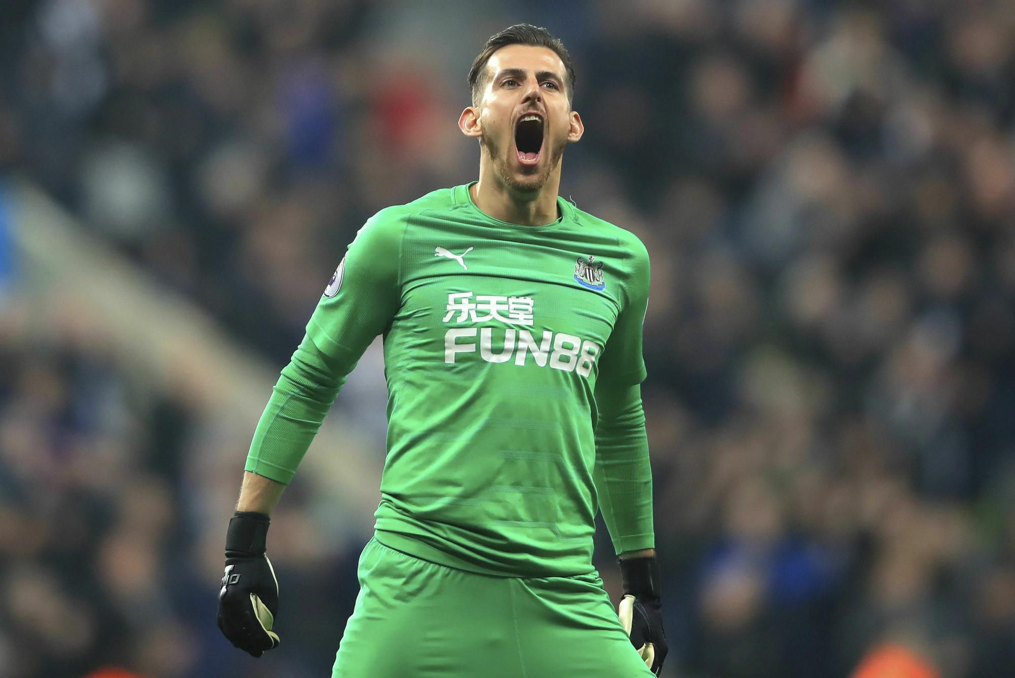 Brankár Martin Dúbravka z Newcastle United sa teší z víťazstva.