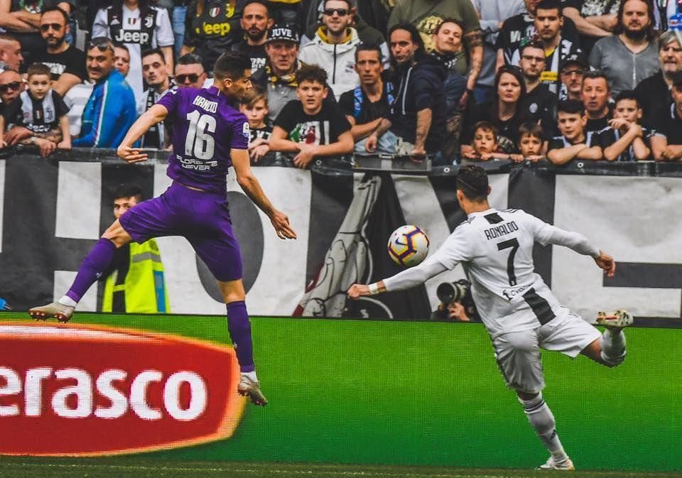 Cristiano Ronaldo v súboji s Dávidom Hanckom
