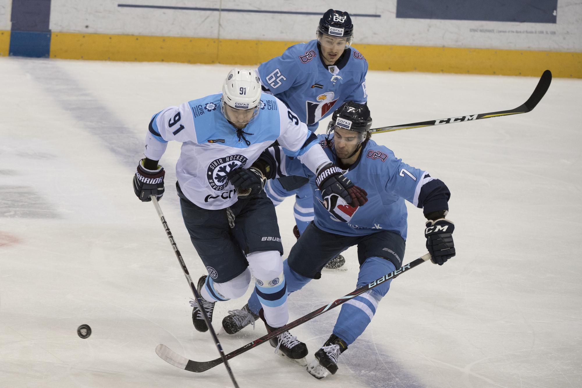 Danil Romancev (Sibir), vpravo Mário Grman a v pozadí Rudolf Červený (obaja slovan).