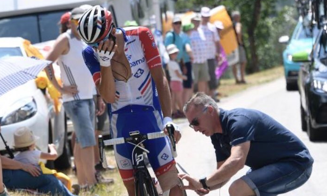 Thibaut Pinot (Groupama-FDJ) ošetrovaný tesne pred svojím odstúpením v priebehu 19. etapy Tour de France 2019.