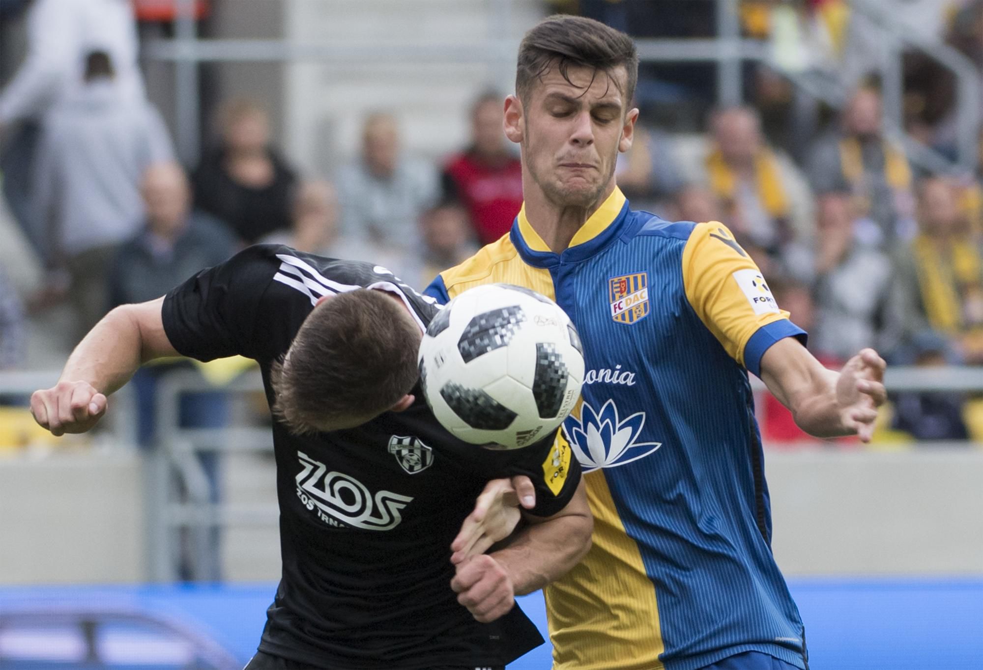 Christián Herc (DAC) a vpravo Oliver Janso (Spartak).