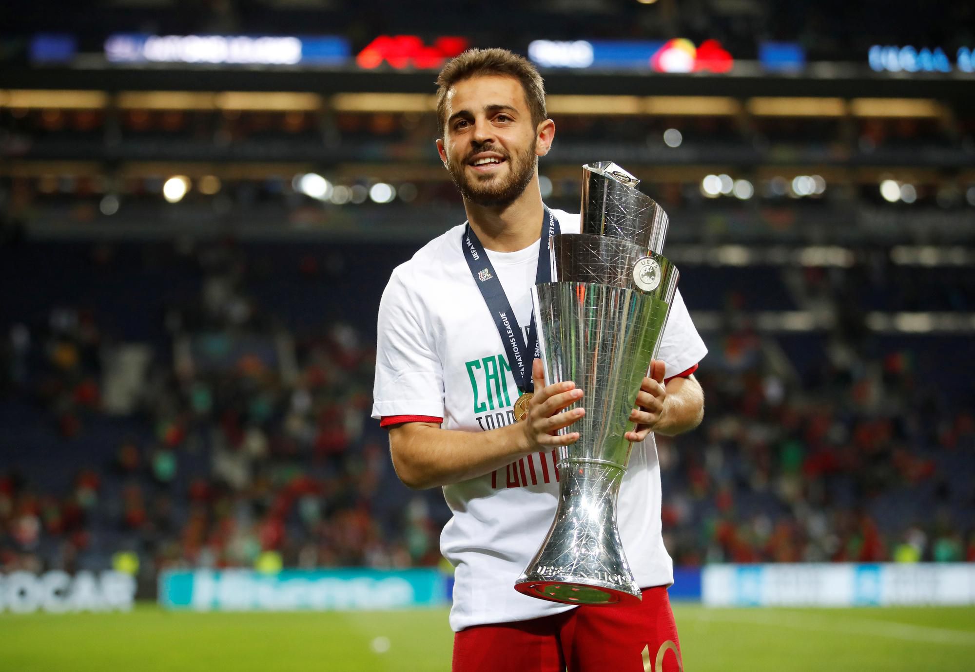 Portugalčan Bernardo Silva oslavuje trofej LIgy národov.