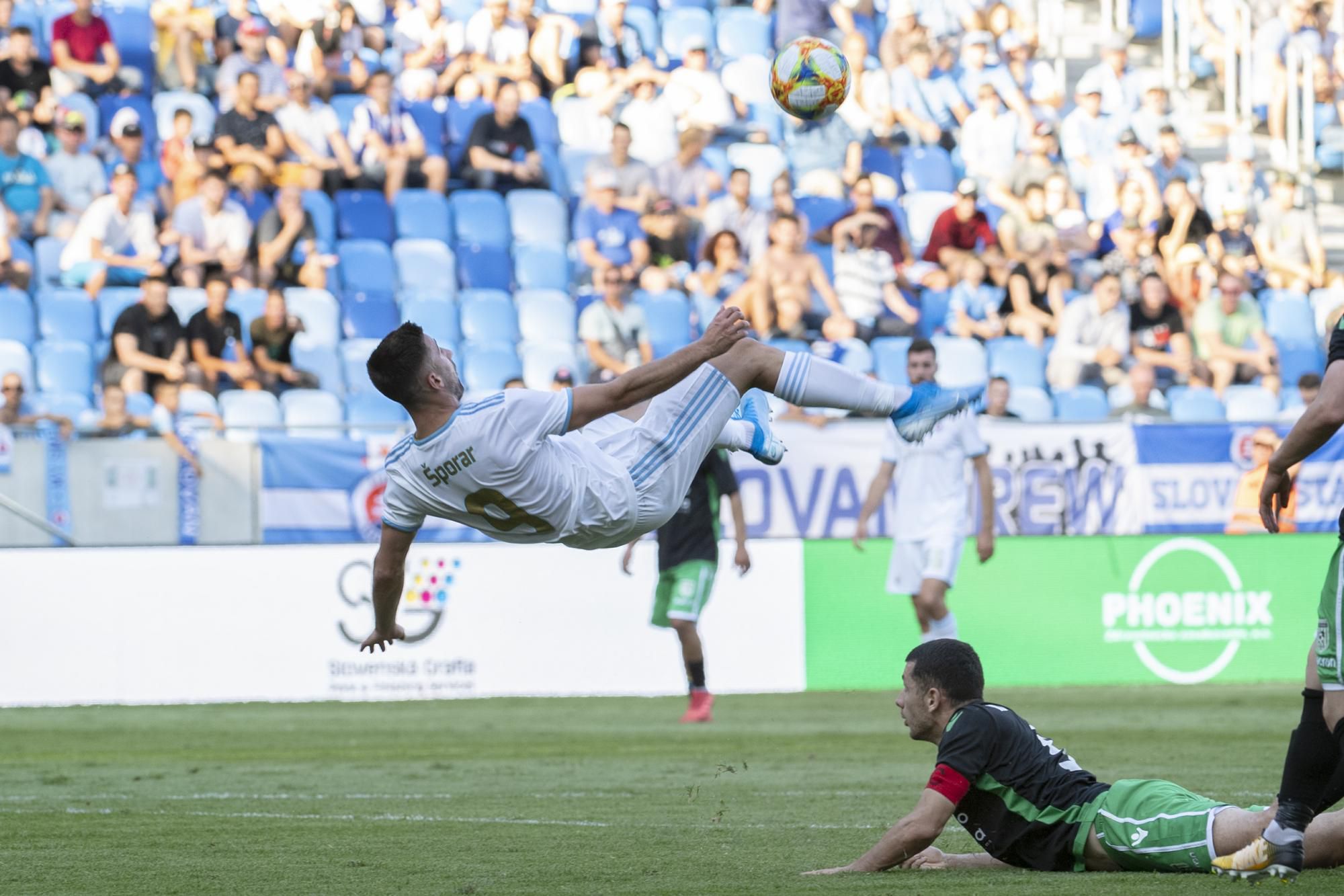 Nožnice Andraža Šporara počas zápasu ŠK Slovan Bratislava - KF Feronikeli.