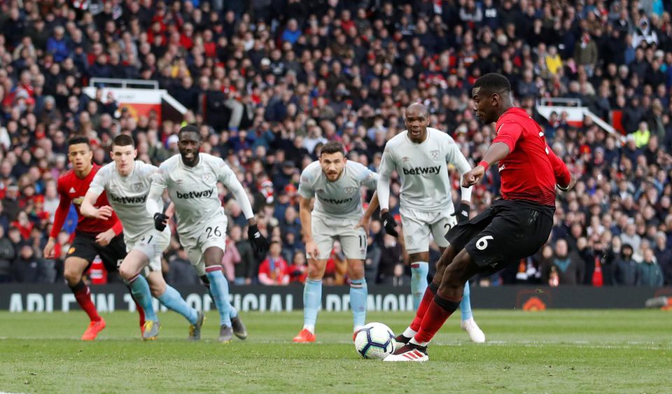 Paul Pogba kope penaltu v zápase Manchester United - West Ham United.