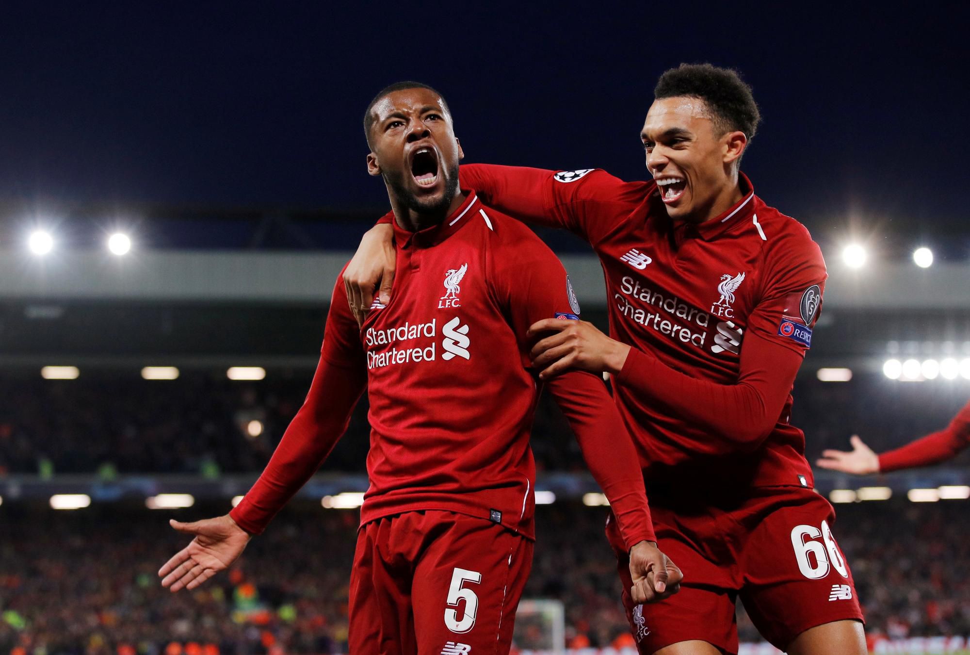 Georginio Wijnaldum a Trent Alexander-Arnold (Liverpool FC) oslavujú gól.