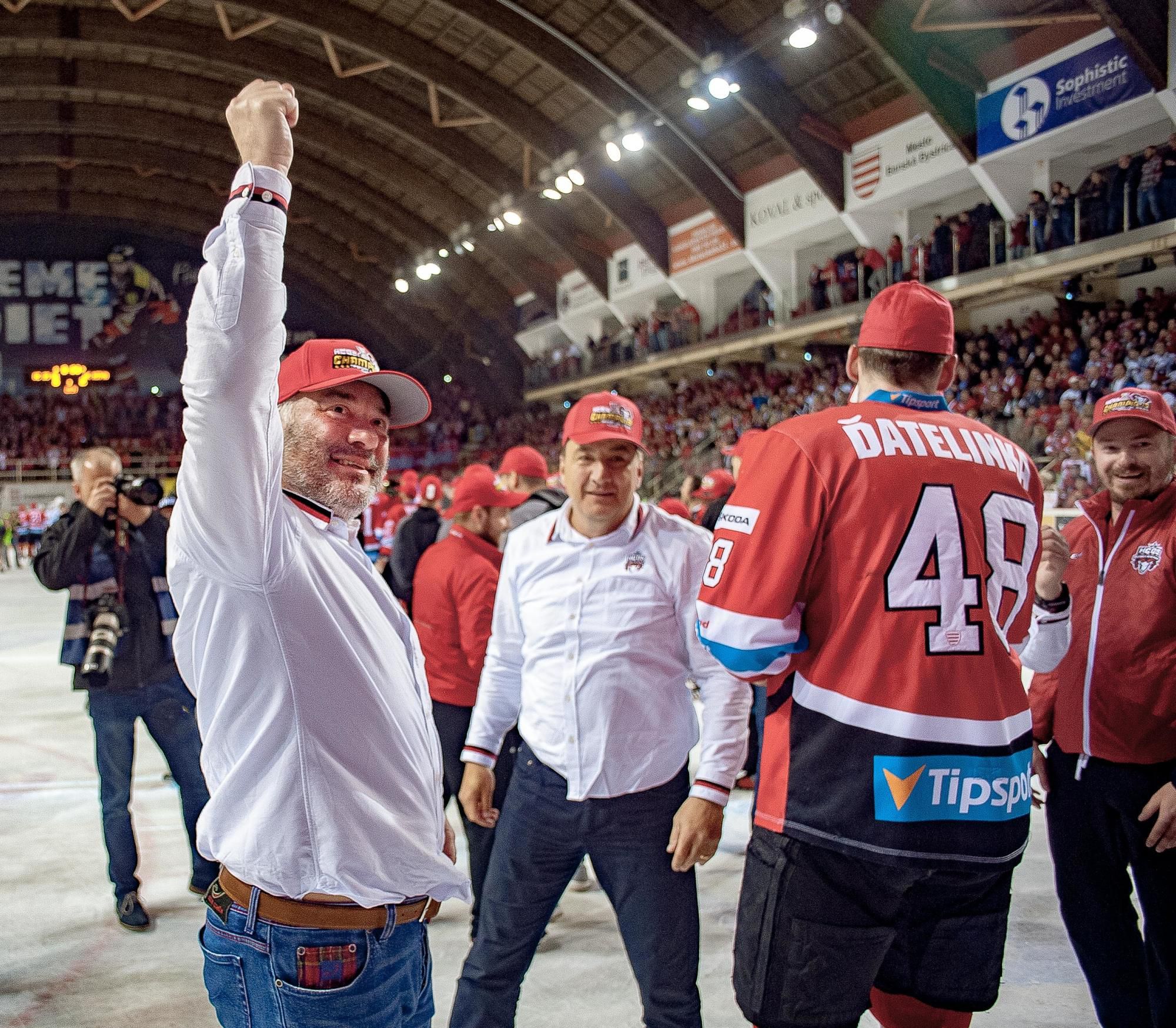Prezident HC'05 Banská Bystrica Juraj Koval (vľavo) oslavuje majstrovský titul.
