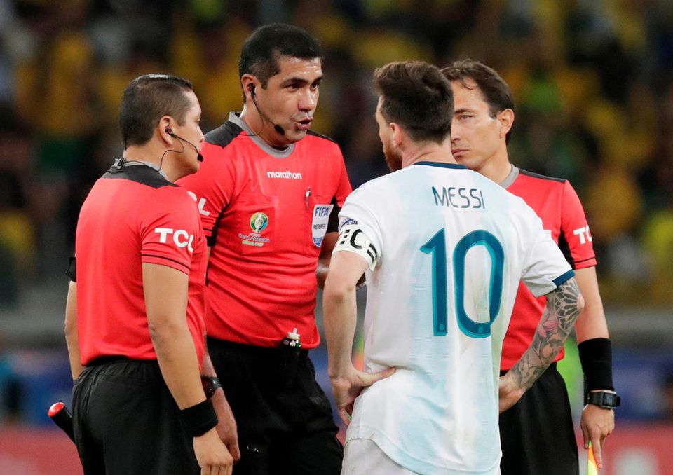Lionel Messi v debate s rozhodcami