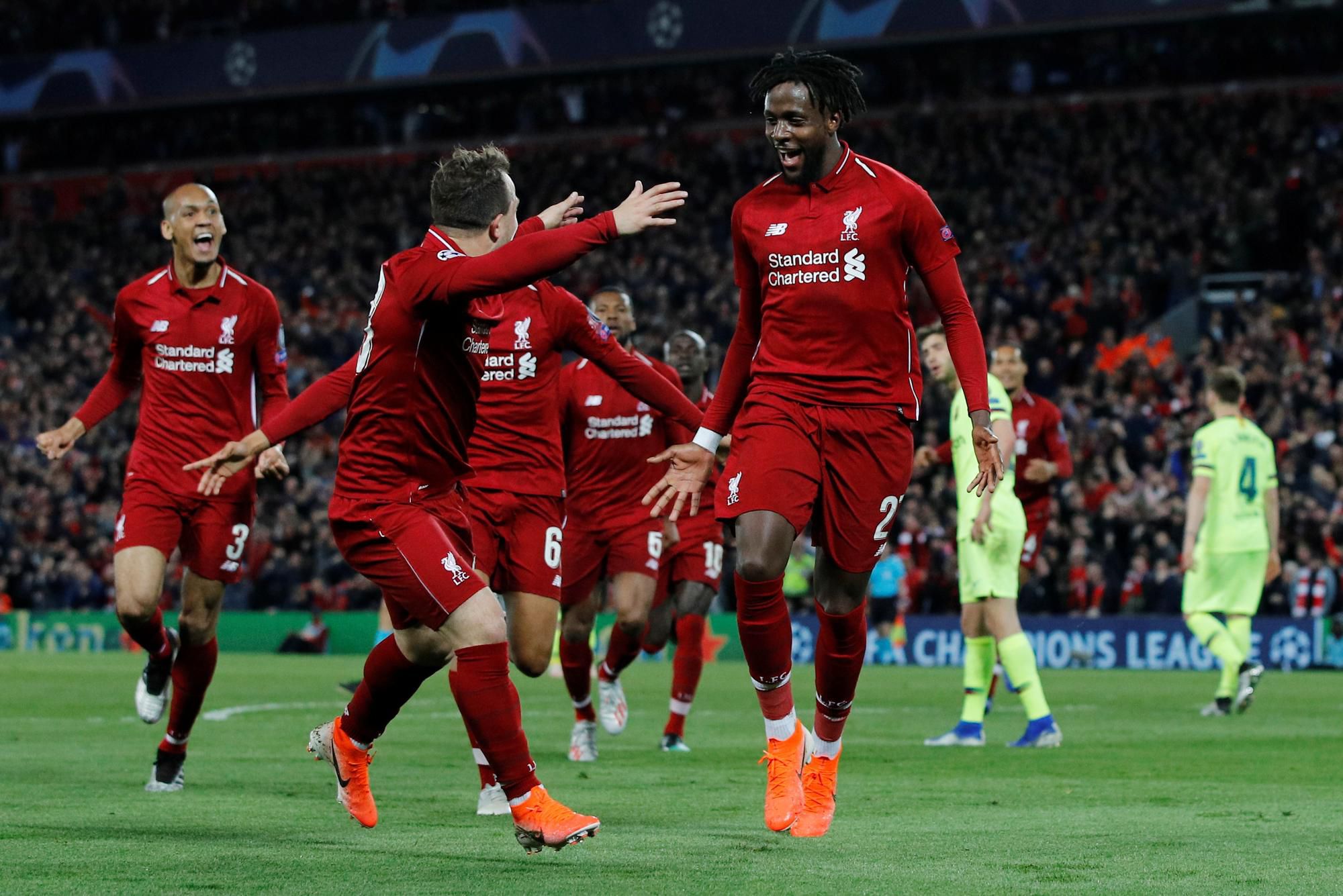 Futbalisti Liverpoolu oslavujú gól do siete Barcelony