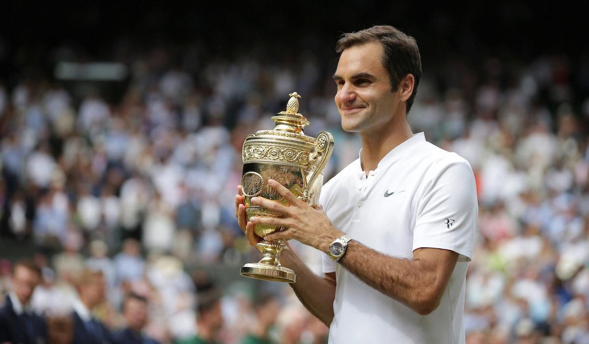 Roger Federer s trofejou pre víťaza Wimbledonu.