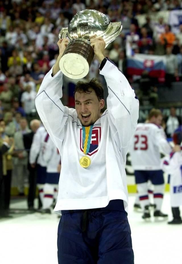 Miroslav Šatan s trofejov pre majstrov sveta v roku 2002.
