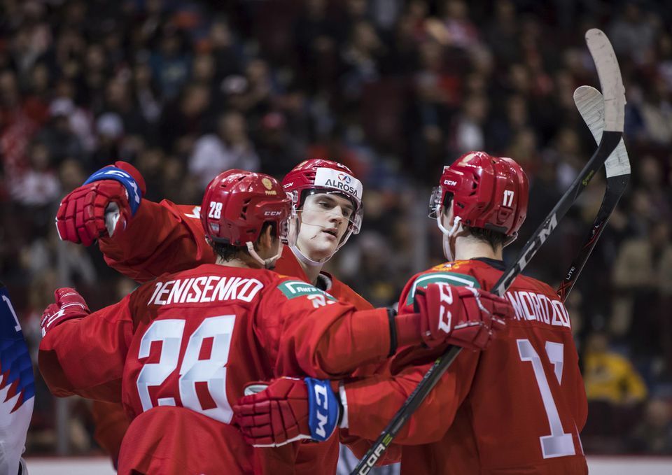 ruskí hokejisti Klim Kostin, Grigorij Denisenko a Ivan Morozov sa tešia z gólu