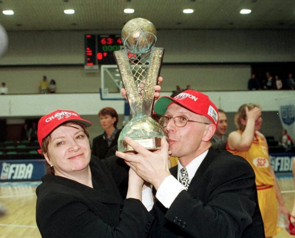Trénerka basketbalistiek SCP Ružomberok Natália Hejková so svojím asistentom a manažérom družstva Jozefom Smolekom