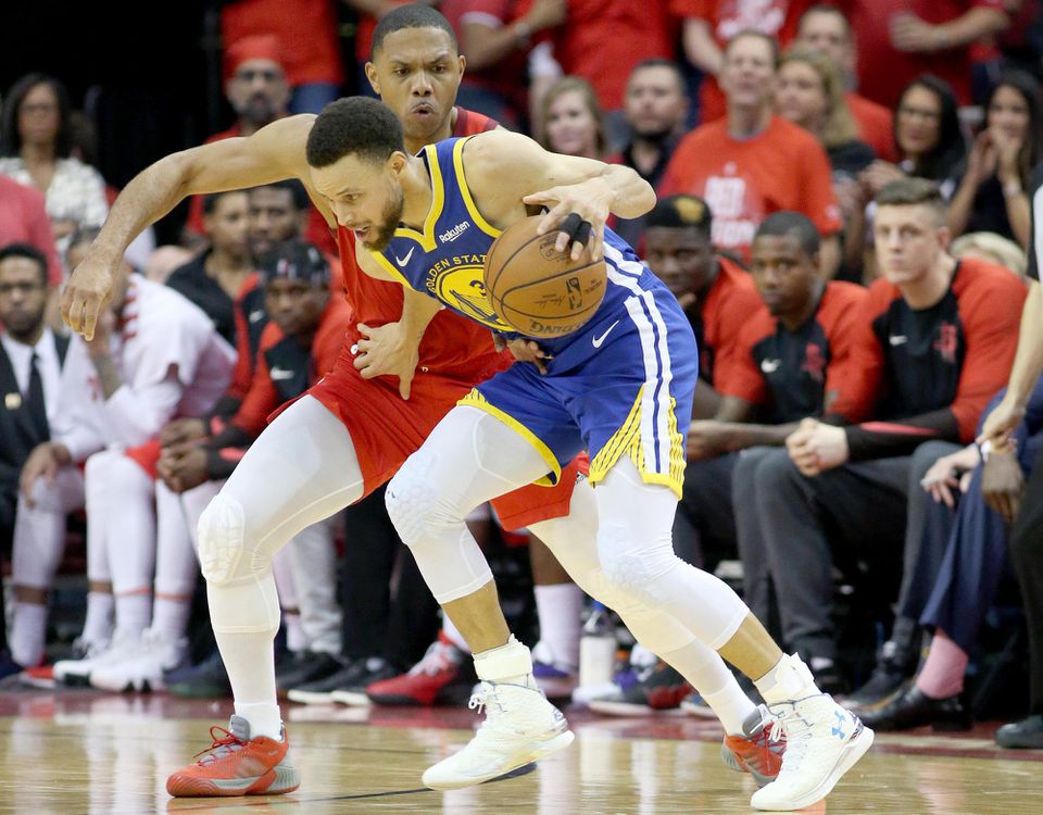 Hráč Golden State Warriors Stephen Curry s loptou v akcii.