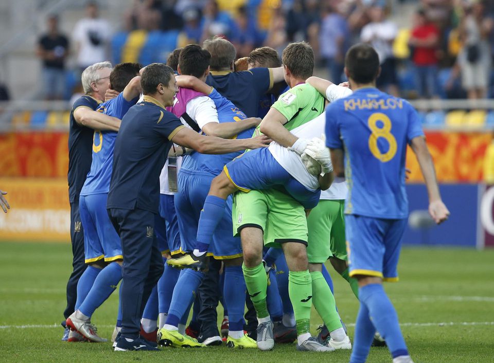 Ukrajinskí futbalisti do 20 rokov sa tešia po výhre v semifinálovom zápase Ukrajina - Taliansko.